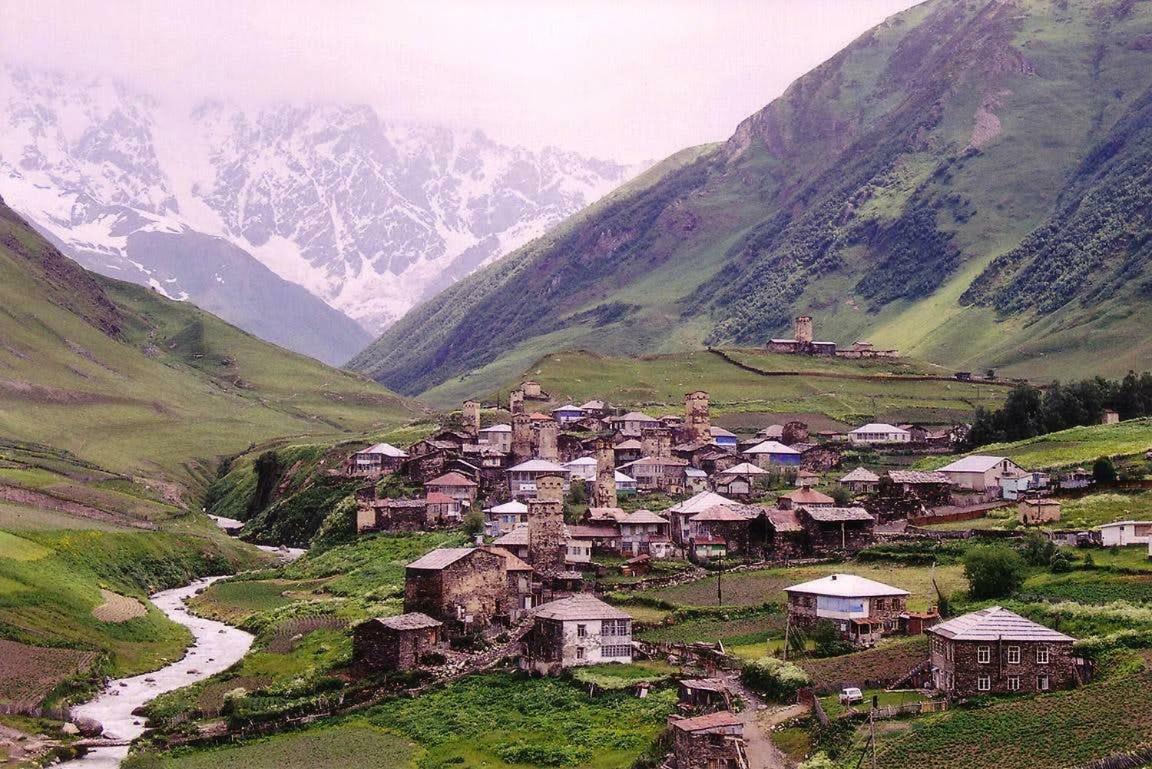 Guesthouse Lika Ushguli ภายนอก รูปภาพ